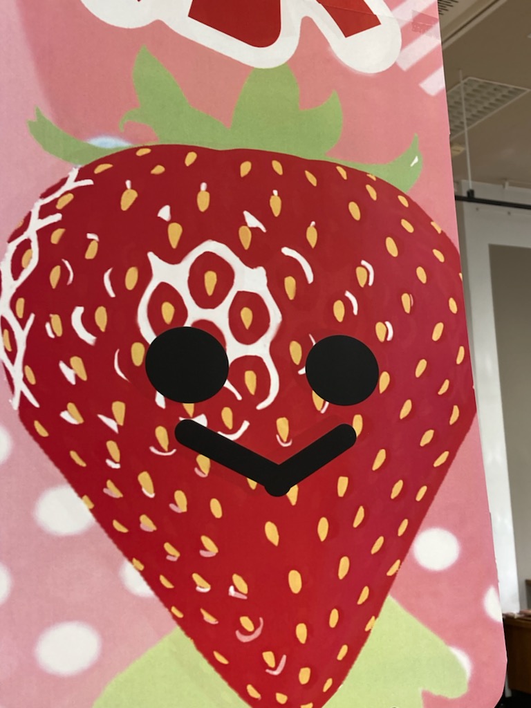 🍓イチゴのディスプレイの目の錯覚トリック、この写真ならわかるかな