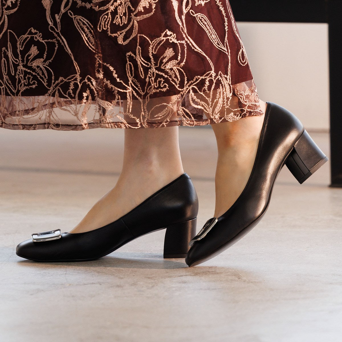 26SS新色追加】スクエアバックルチャンキーヒールパンプス/653302