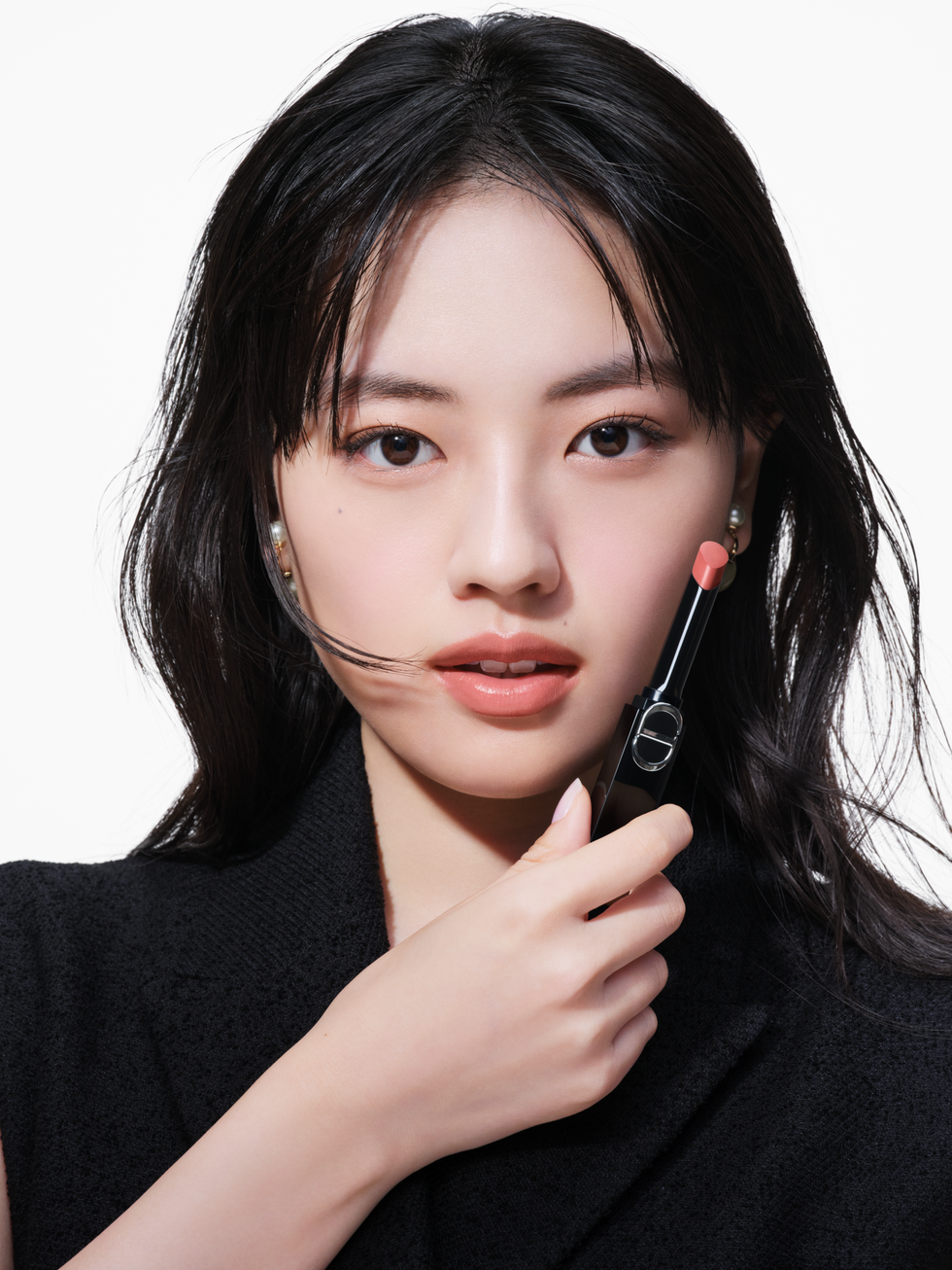 自信と輝きを放つ唇に。上坂樹里がまとう「ディオール」の新ルージュ