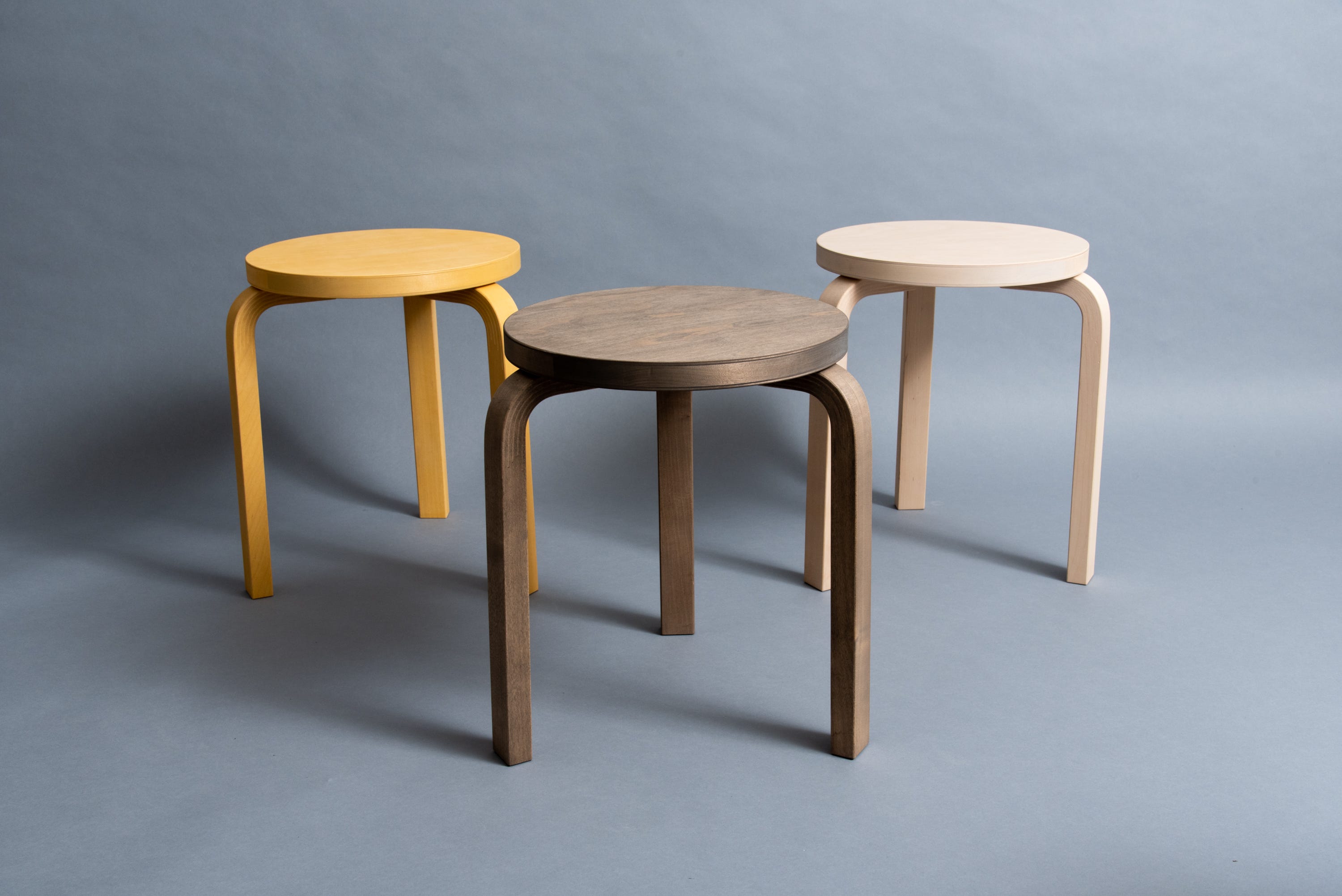 田根剛が手掛けた「スツール 60」の90周年モデルが90脚限定発売