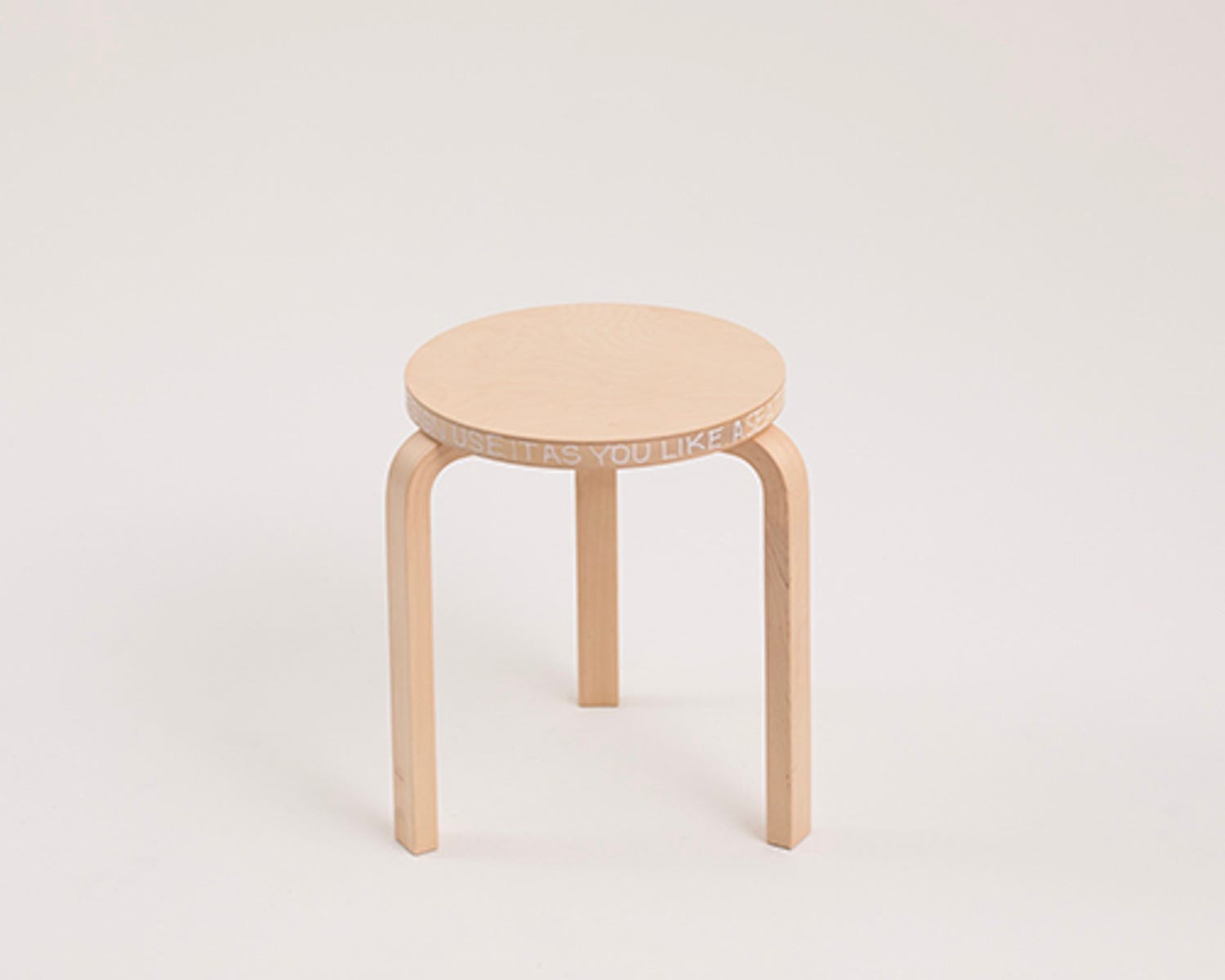 アルテック」の名作椅子“スツール60”にフォーカスしたチャリティー