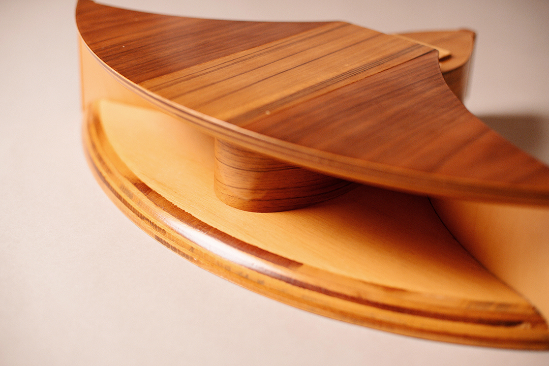 iPhoneを置くだけで深みのある音色に！ウッドホーンスピーカー