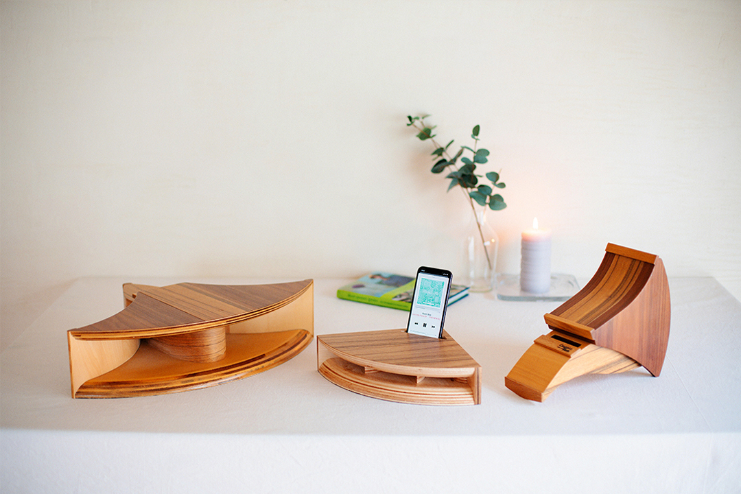 iPhoneを置くだけで深みのある音色に！ウッドホーンスピーカー