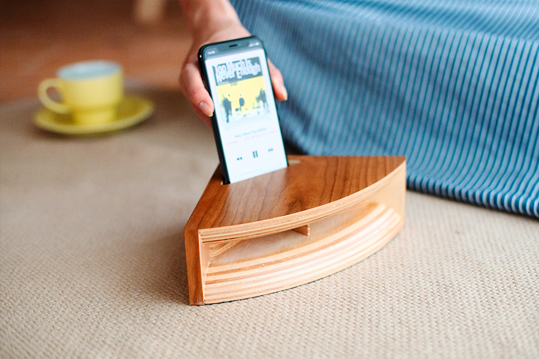 iPhoneを置くだけで深みのある音色に！ウッドホーンスピーカー