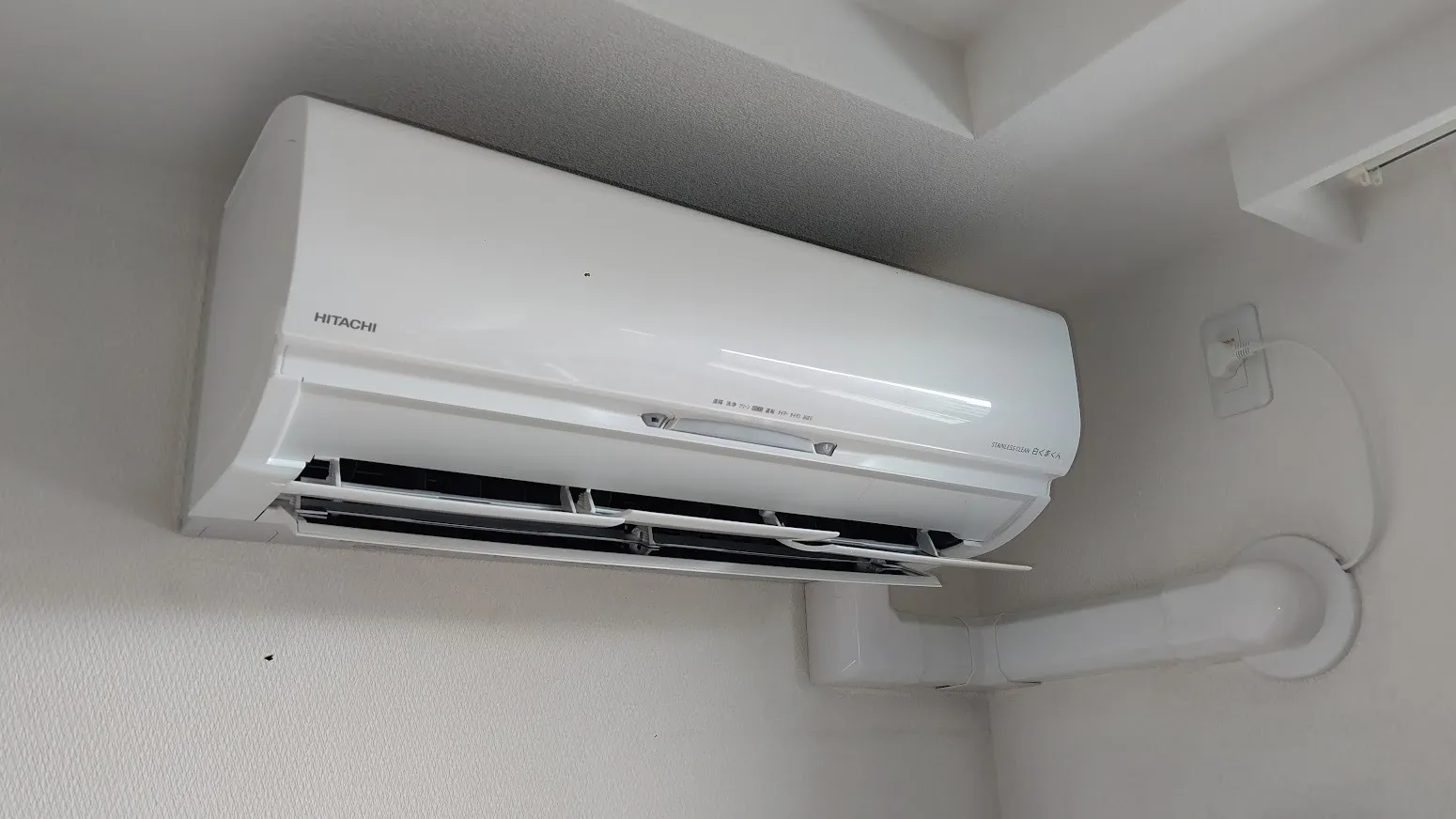 今ある屋内化粧カバーを再利用｜日立“白くまくん”RAS-X56L2(18畳