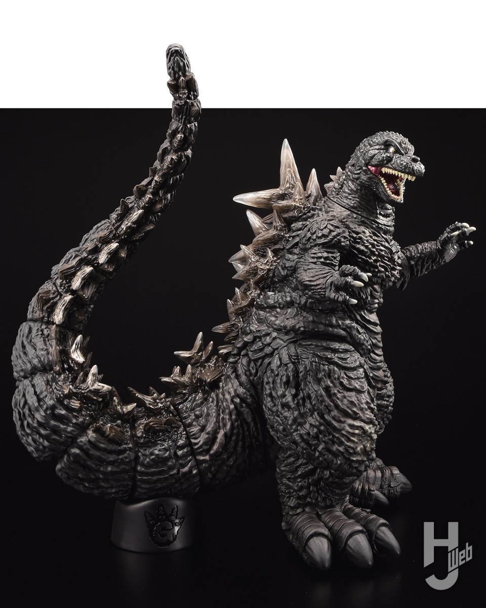 Gザウルスシリーズ」第一弾・ゴジラ（2023）が電車を咬んでいる“咬撃