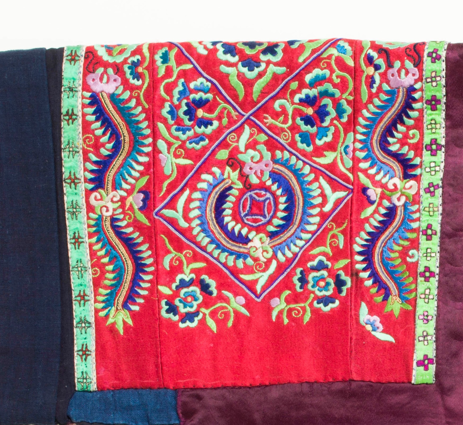 ミャオ族の刺繍とデザイン』深い祈りと神話の世界を身に纏う - HONZ