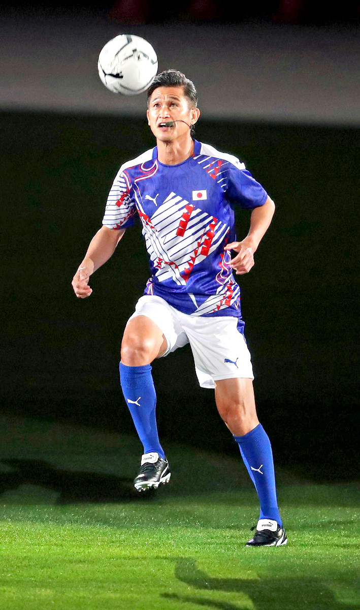 カズ、国立競技場新ピッチに第一歩…90年代の代表風ユニでドリブル