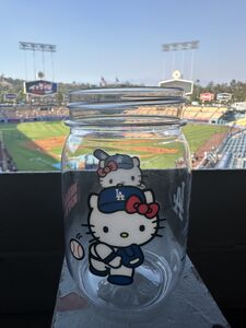 ハローキティがドジャースの球場ジャック 特別ポップコーンに長蛇の列