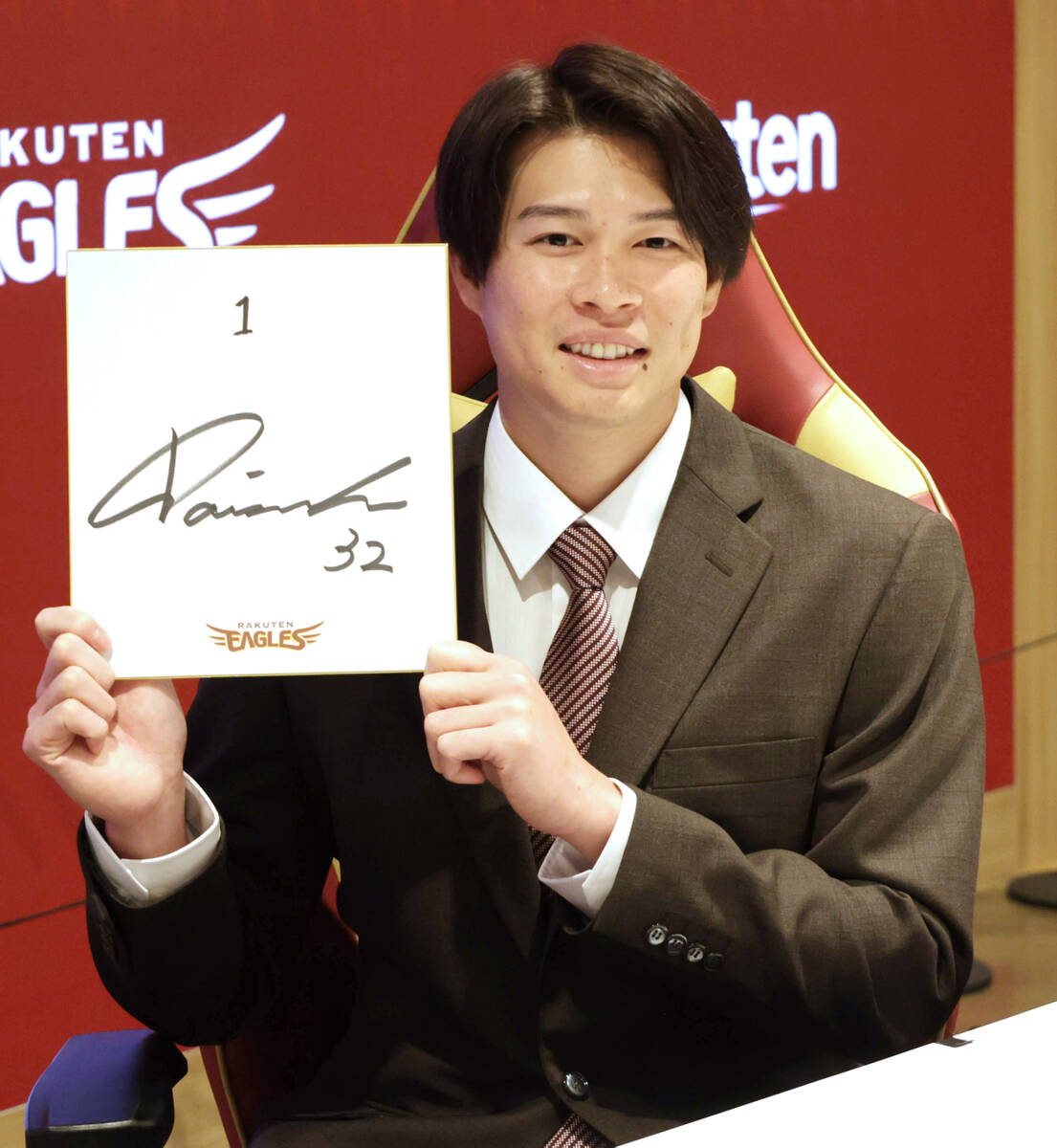 楽天】約4倍増の3700万円でサイン 中島大輔は「1」を目指して