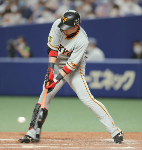 巨人】まるでゴルフスイング！ 亀井善行が代打で技ありの同点犠飛 右翼