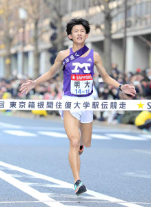 72年ぶりの箱根駅伝優勝目指す古豪・明大のユニホームスポンサーは