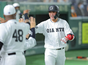 巨人】坂本勇人、復刻ユニホームで1号ソロ含む2打点「歴史を感じ