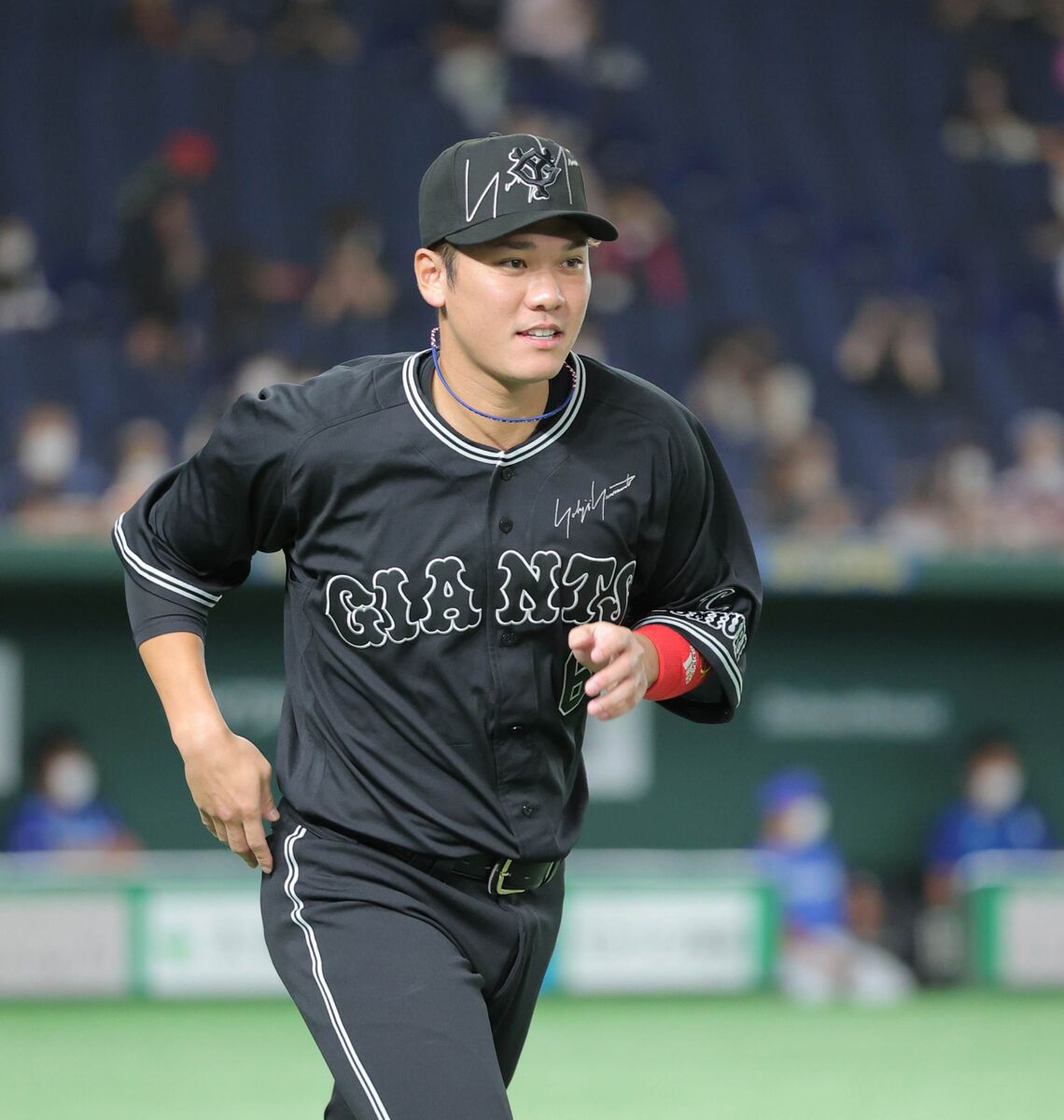 巨人】主将・坂本勇人ら全員が漆黒ユニホームでグラウンドに登場 2位