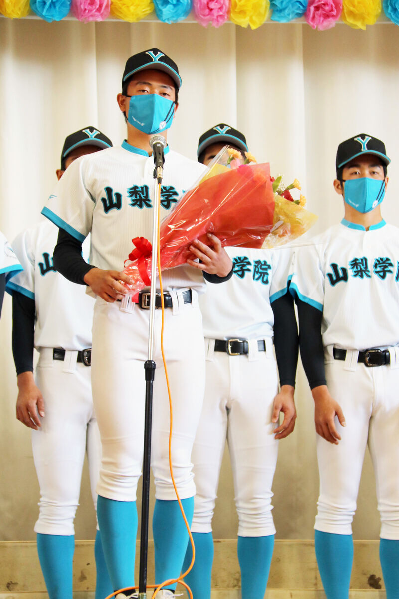 センバツ】山梨学院、青の新ユニホームを全校生徒に披露 相沢秀光主将