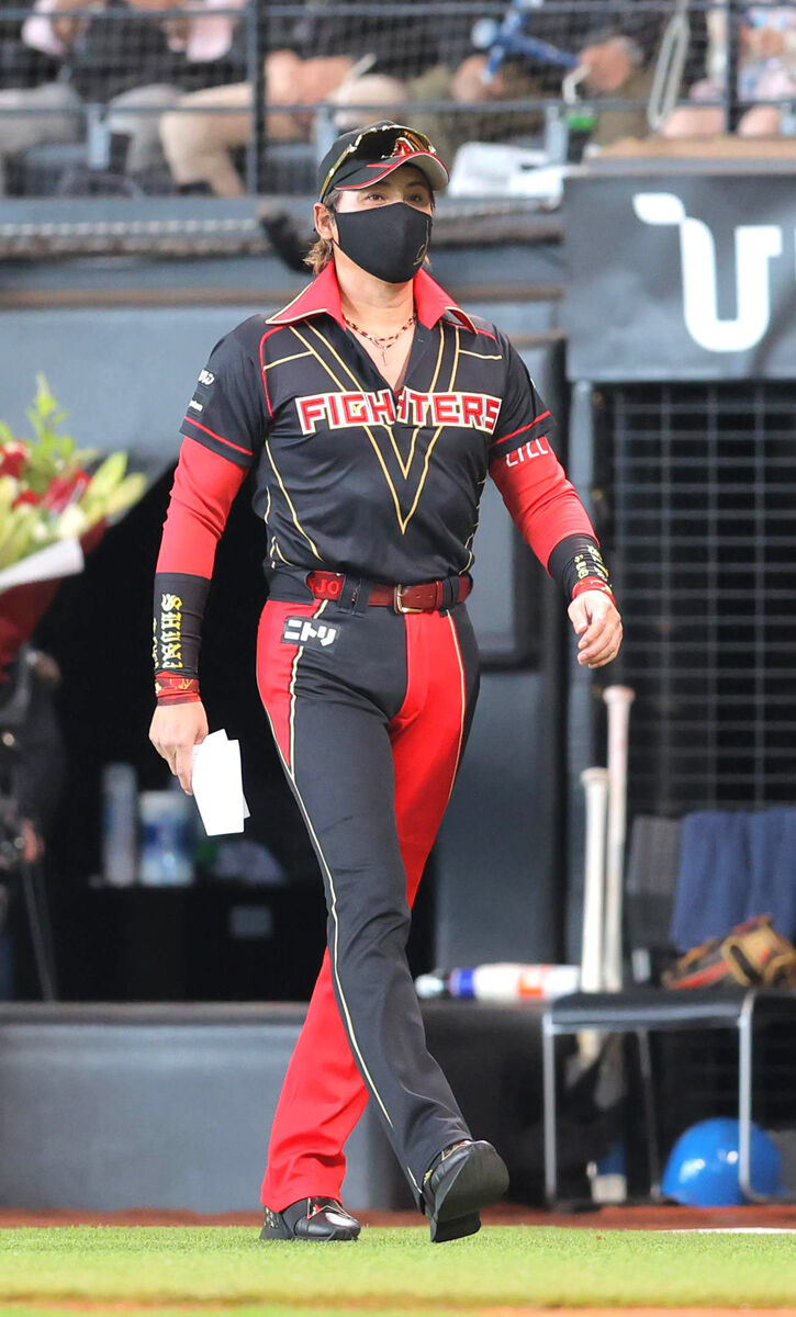 日本ハム】新庄監督、襟付きド派手ユニで快勝「ヒーローになれましたね