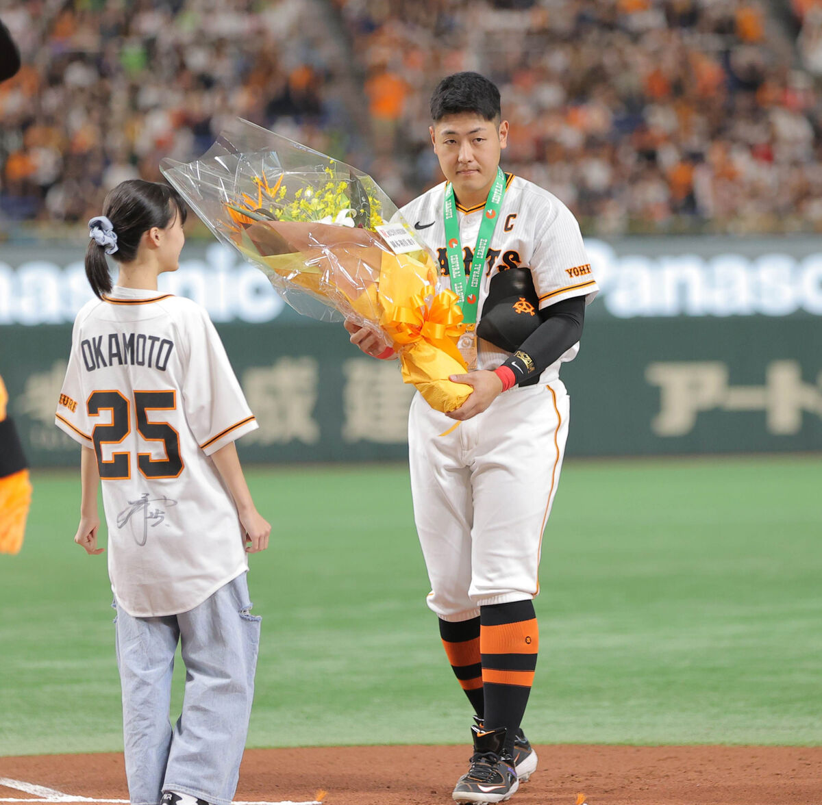 巨人】岡本和真、通算200本塁打達成の表彰式 1日のDeNA戦で