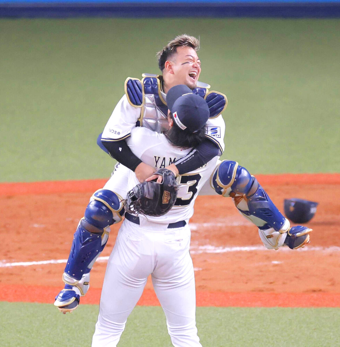 オリックス】森友哉、新天地でV請負人が3連覇の歓喜の中心「抱きつ