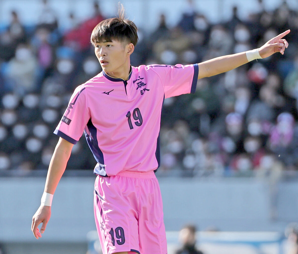 高校サッカー】日大藤沢、198センチFW森重が豪快ヘッドで大会3号