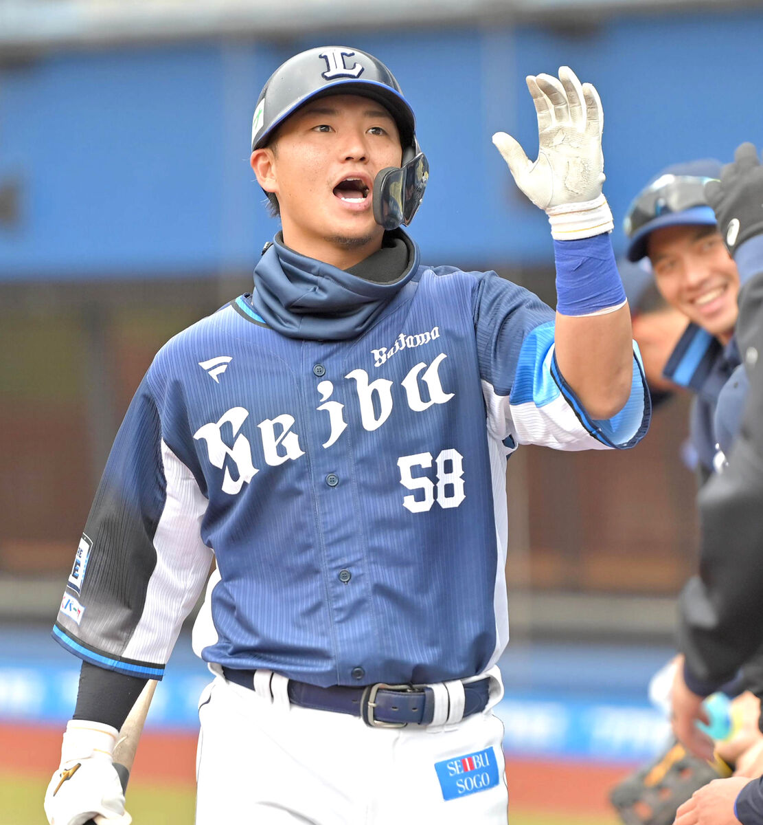 西武】佐藤龍世が“出戻り”1号 「いい角度で飛んでくれた」｜パ