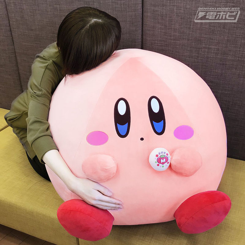 まんぷく姿のカービィが約60センチのビッグなぬいぐるみに！プププ