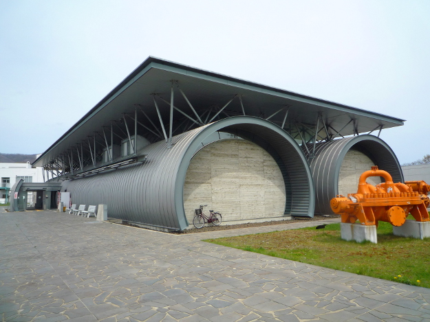 福島町「青函トンネル記念館」ーオレンジ色の謎の機械が屋外にズラリ