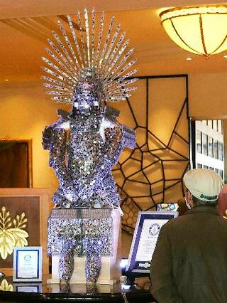 ステンドグラスの秀吉見参 ギネス認定甲冑、限定公開｜全国のニュース