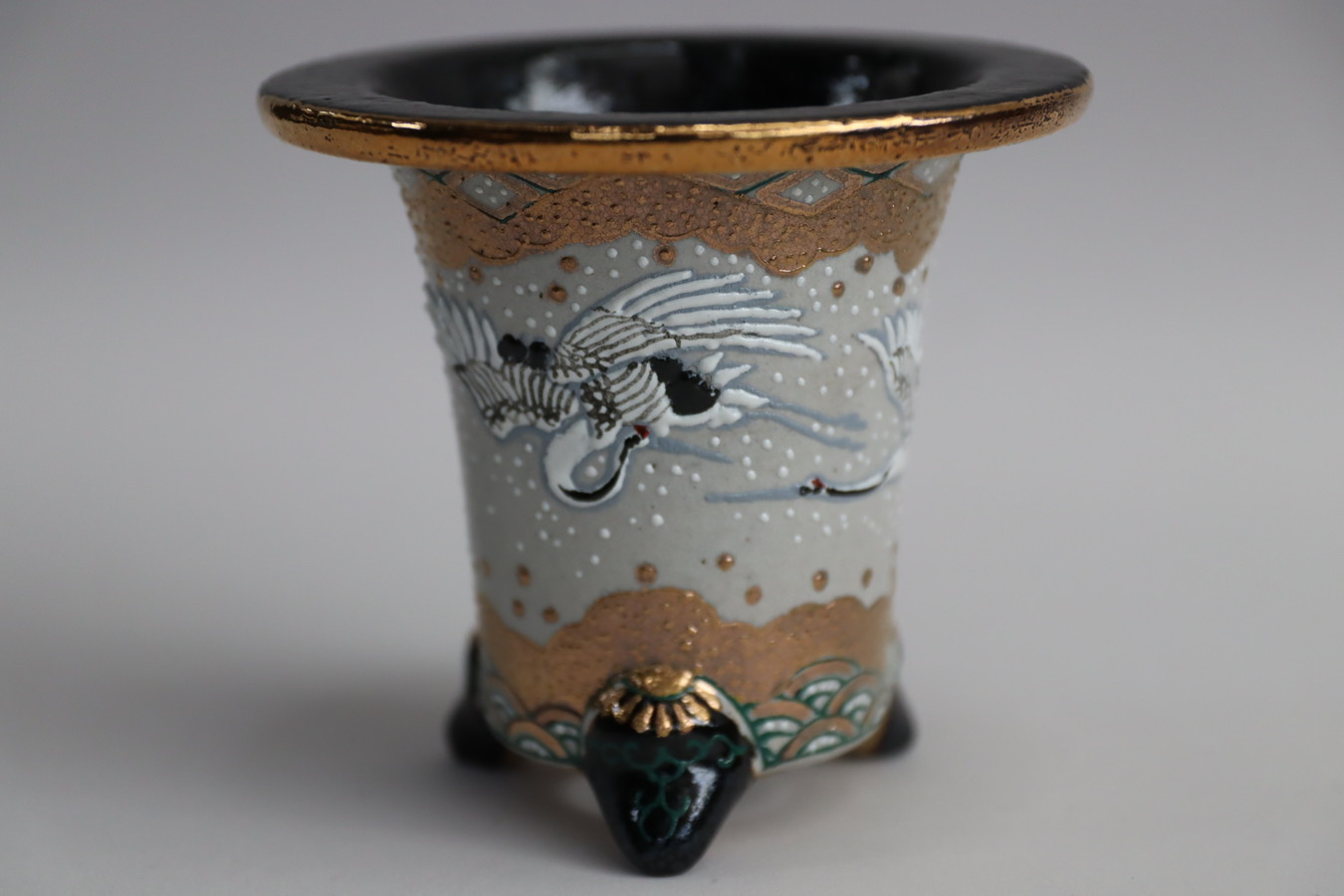 豊明園 / 2608,吉祥鶴 菱瑞雲と青海波 外径約9.5cm 亘氏と華氏の合作