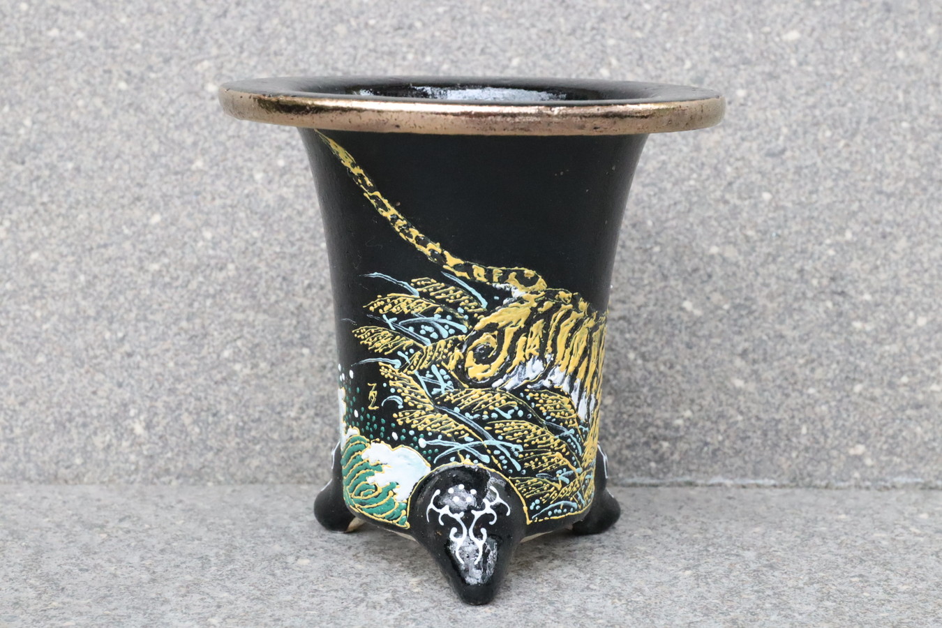 豊明園 / 3080, 睨みつける虎 鉢 外径約11.8cm 亘サイン