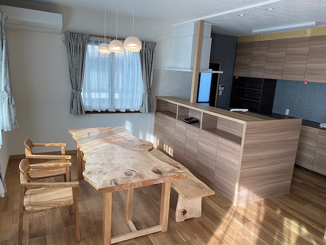 納品のご報告 栃一枚板のダイニングセット | 一枚板テーブル 家具工房