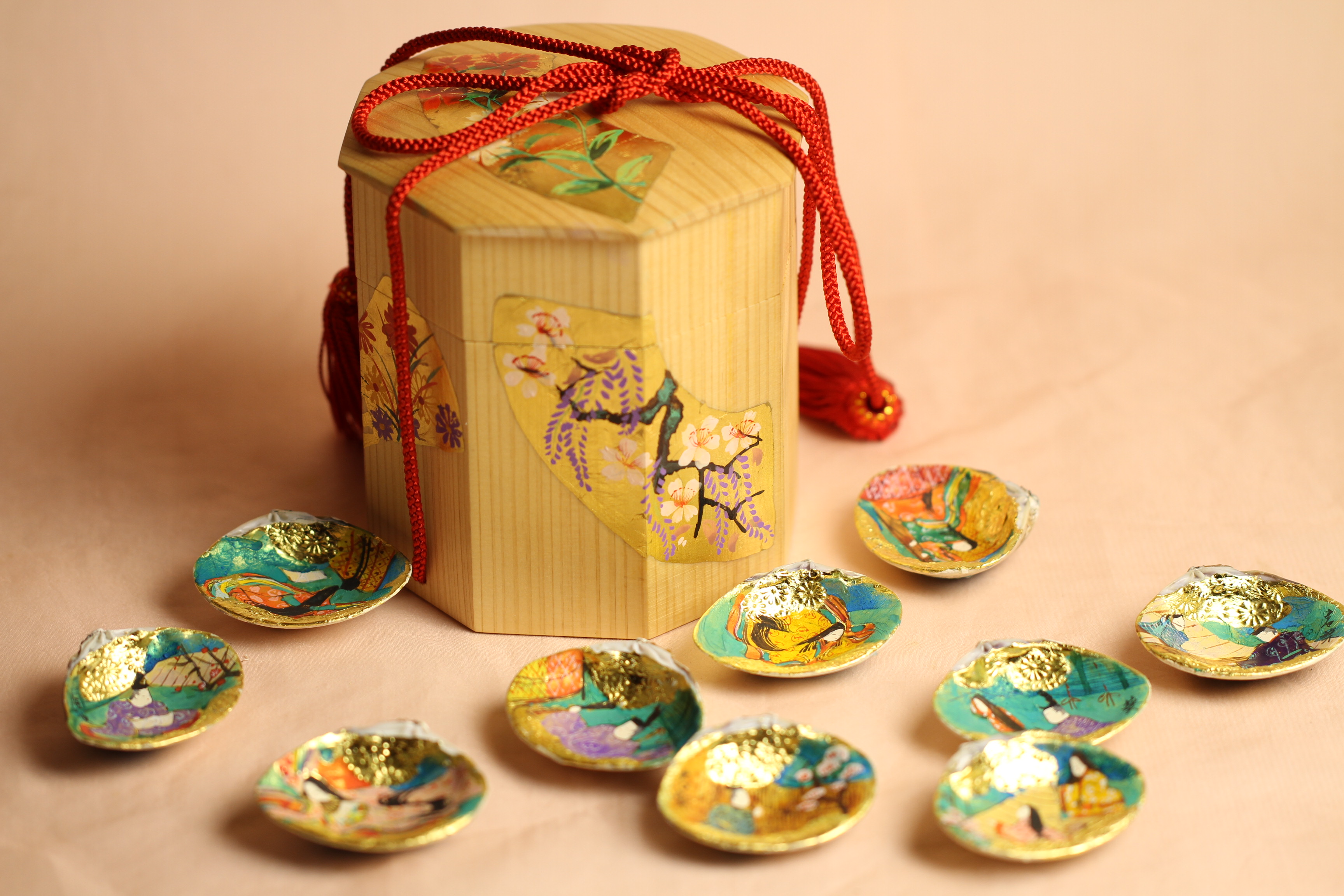 源氏物語をテーマにした貝合わせ5組と、容器の貝桶が完成しました