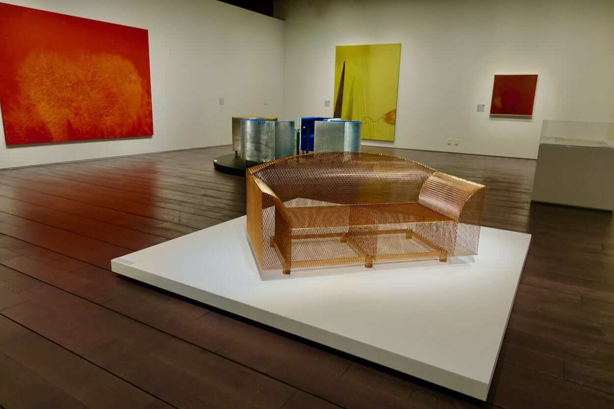 ARTIZON MUSEUM 倉俣史朗のデザインソファ How High the Moon | 古びた家