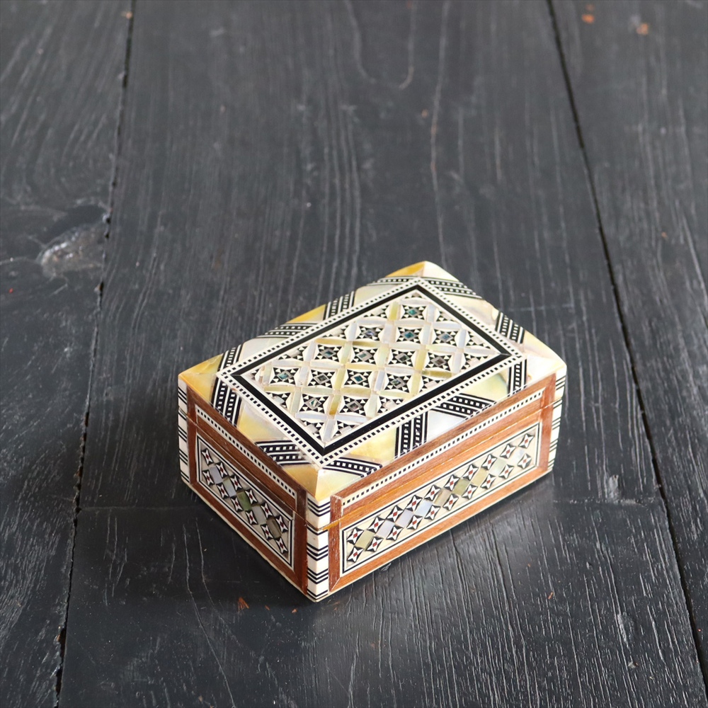 エジプト・アラベスクの螺鈿家具 / ガラタバザール