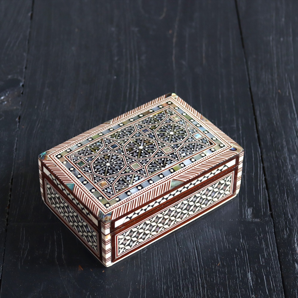 エジプト・アラベスクの螺鈿家具 / ガラタバザール