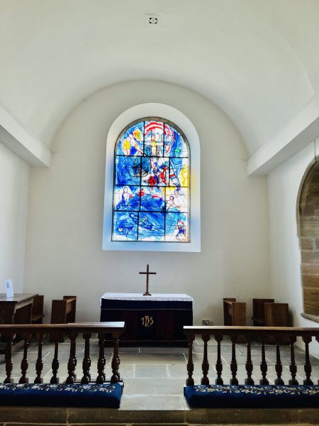 英国のなかのロシア】すべての窓がシャガールのステンドグラスで彩られ