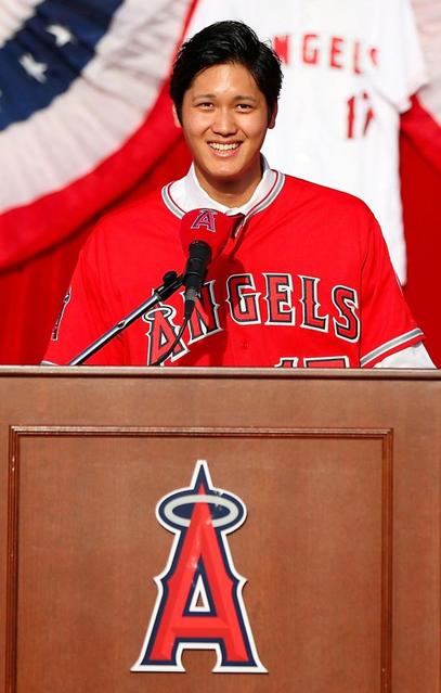 大谷がエンゼルス入団会見、背番号「17」ユニもお披露目「一員として