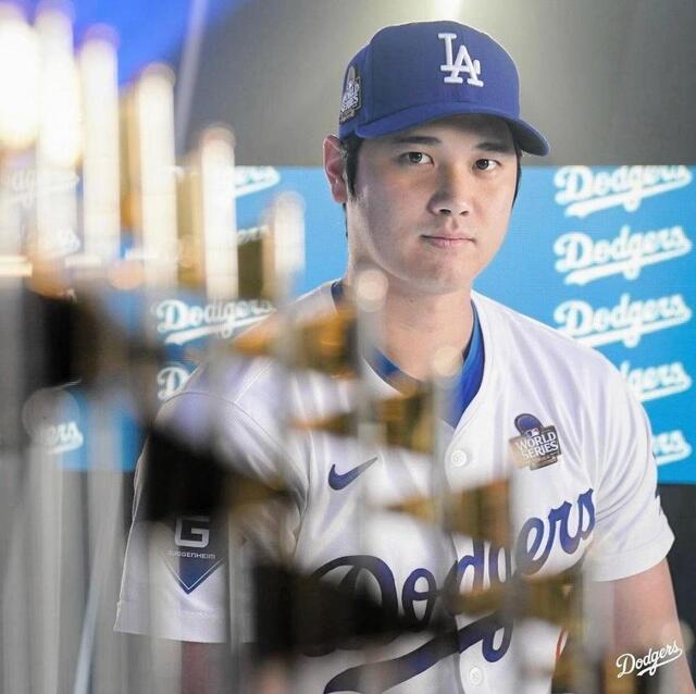 大谷翔平が「かっこよー」ワールドシリーズの優勝トロフィーと撮影
