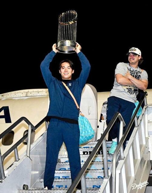 山本由伸 トロフィー掲げLA降り立つ ドジャース、日本時間の4日午前