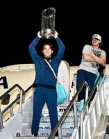 WS連覇のドジャースがロサンゼルスに凱旋 山本由伸が優勝トロフィー