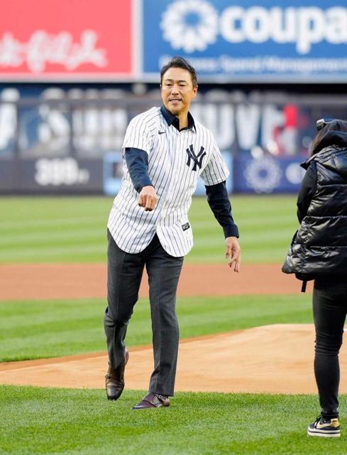 ヤンキースOBの黒田氏が在籍時の背番号18のユニで始球式/大リーグ