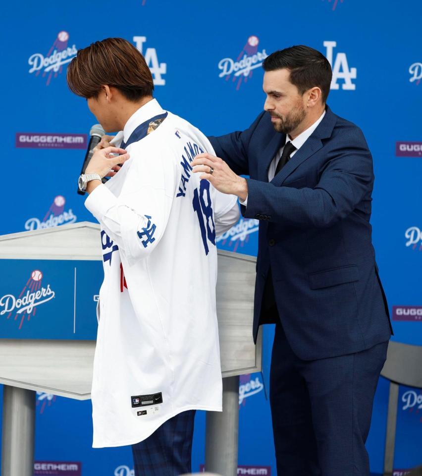 ドジャース・山本由伸 入団会見で一瞬みせたド派手スーツ裏地が話題