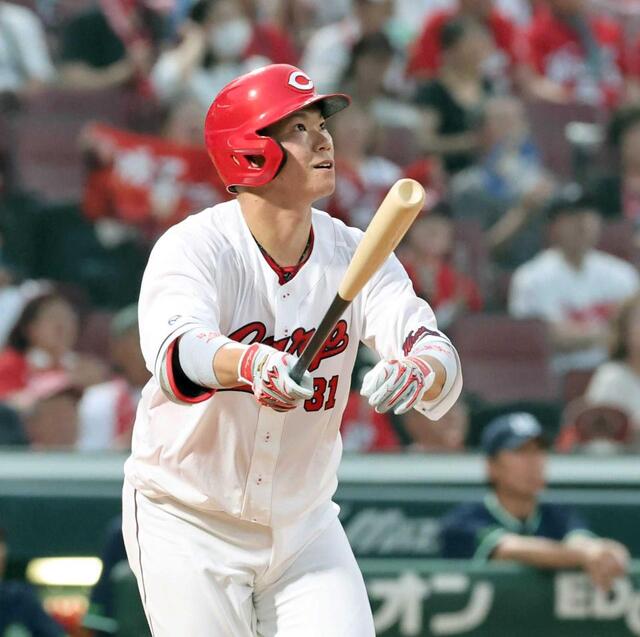 広島・坂倉 6・7以来の反撃3号！素振り用の“水バット”効果さっそく