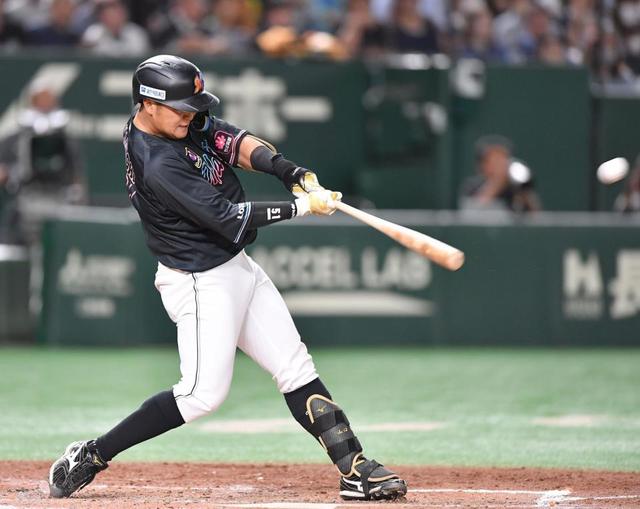 ロッテ・山口航輝が値千金の逆転8号2ラン 黒一色のスタンドにズドン