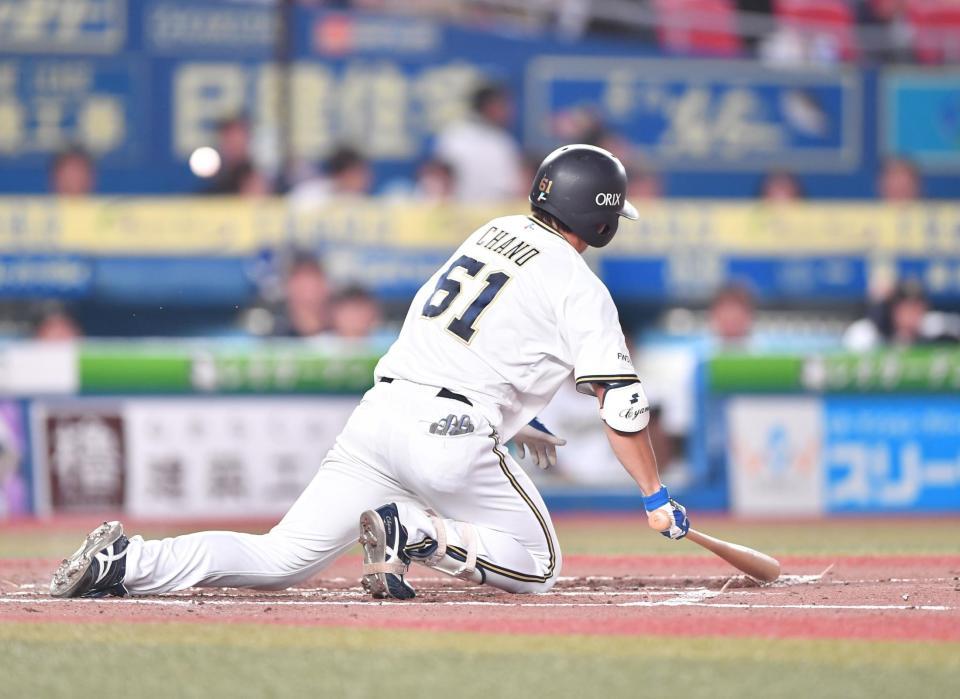 オリックス 茶野の左膝付近に種市の150キロが直撃 左翼席から大