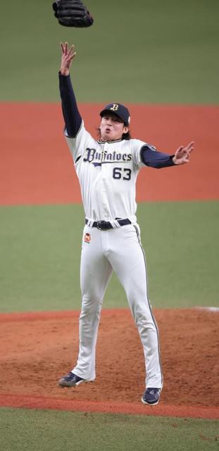 オリックス・山崎颯一郎 V決定の瞬間「上げすぎたっす」グラブ放り