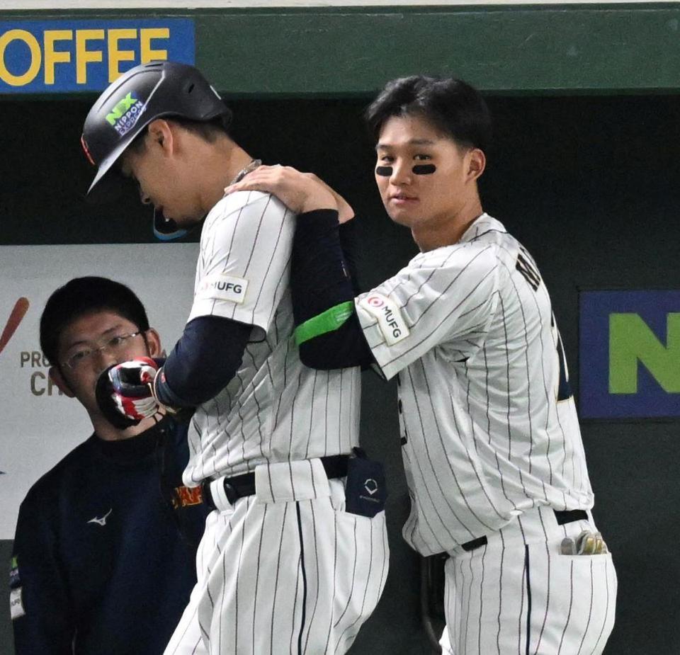 侍ジャパン 阪神の“アイブラック兄弟”がほっこりシーン 佐藤輝の肩に手