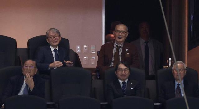 巨人の長嶋茂雄終身名誉監督がサプライズ登場 ファンの大歓声に笑顔で