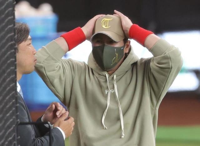 日本ハム・新庄監督 自身デザイン「女性用小顔キャップ」でグラウンド