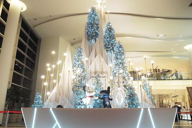 リサとガスパール」のクリスマスが西宮に、白の巨大ツリー出現/関西