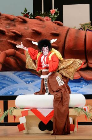 海老蔵が9メートルの大エビ持ち上げた/芸能/デイリースポーツ online